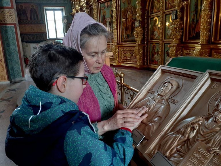 Череповецкие слабовидящие прихожане познакомились с тактильными иконами