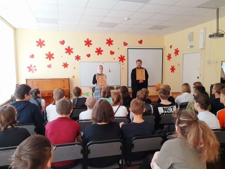 Команда проекта «Помочь увидеть лик святой» ознакомила слабовидящих детей Череповца с тактильными иконами