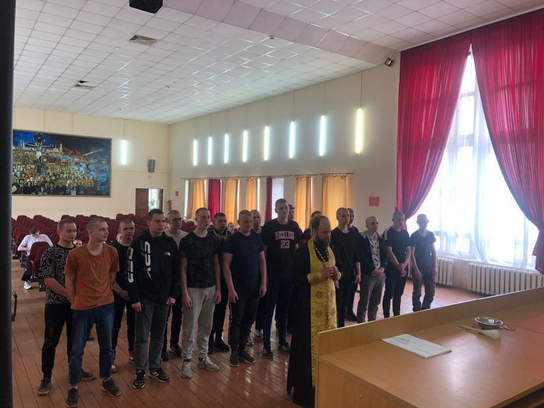 Священник-миссионер благословил призывников срочной службы на несение воинской службы