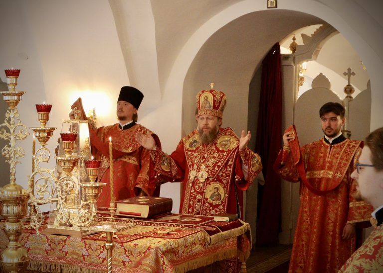 Середина Пятидесятницы в сей день настала, с одной стороны божественной Пасхи, божественнейшим сиянием озаренная, с другой же – благодатию Утешителя светящаяся.