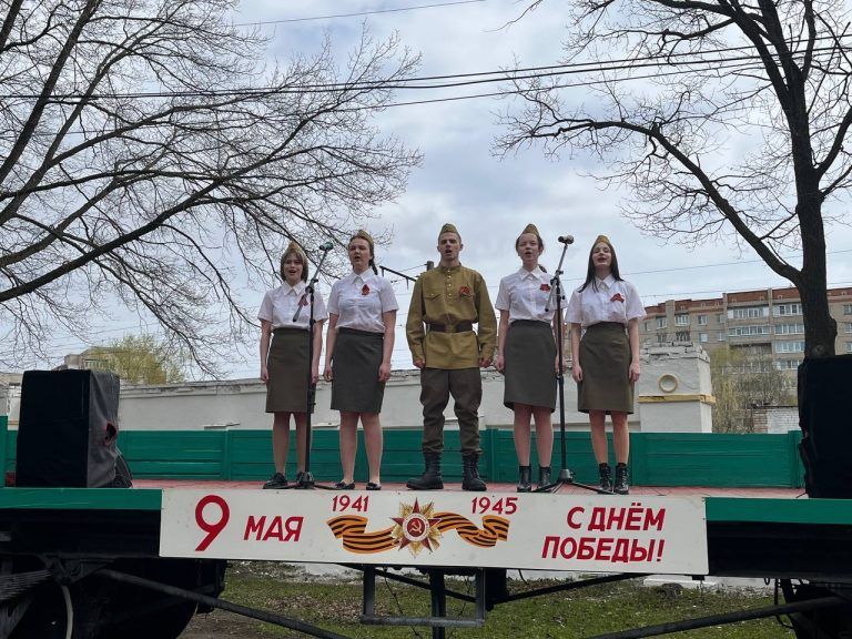 Участники вокально-хорового ансамбля «Истоки» Вологодской епархии выступили на митинге-концерте ко Дню Победы