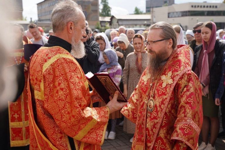 В Никольском храме города Череповца состоялось архиерейское богослужение