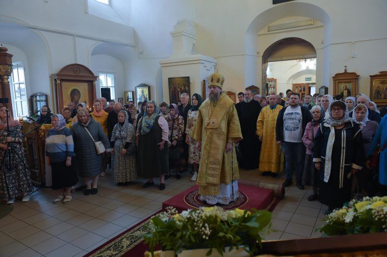 «Святии равноапостольнии Константине и Елено, молите Бога о нас»