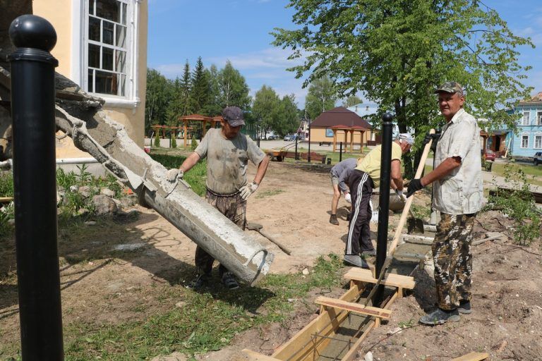 Возле храма Успения Божией Матери в Верховажье, включенного в перечень святынь попечения благотворительного фонда «Наследие Русского Севера», продолжаются ремонтно-строительные работы