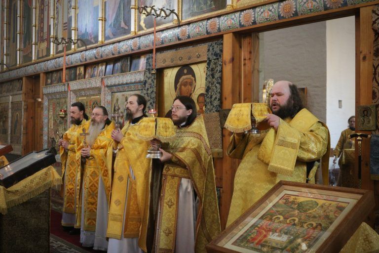 В Неделю всех святых студенты духовной семинарии приняли участие в воскресных богослужениях