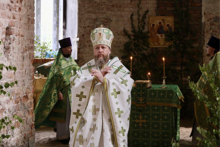 Спустя век после закрытия в восстанавливаемом соборе Свято-Духова монастыря Вологды состоялась Божественная литургия.