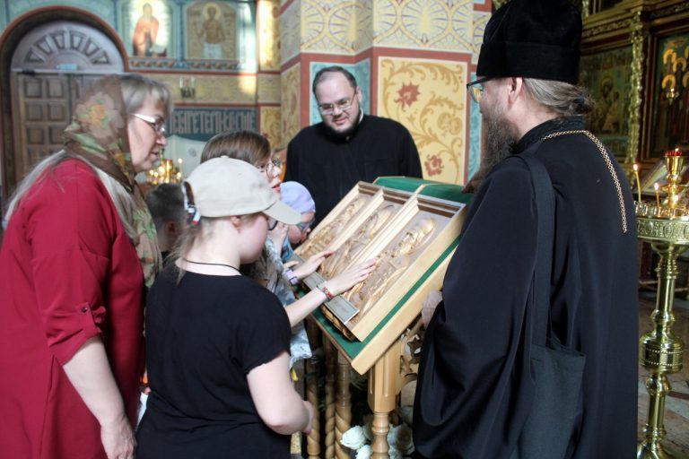 Епископ Игнатий ознакомил юных слабовидящих прихожан с тактильными иконами, изготовленными в ходе проекта «Помочь увидеть лик святой»