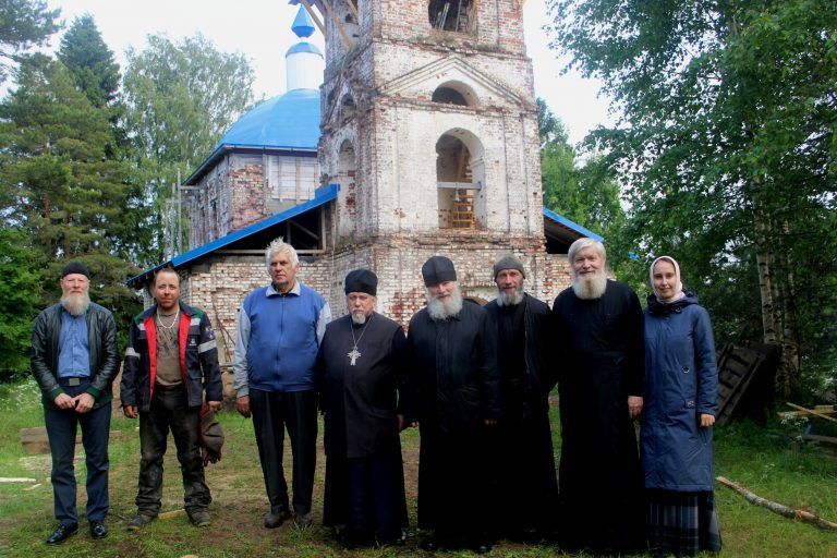 На колокольню восстанавливаемого Богородице-Рождественского храма Иродионо-Илоезерской пустыни установлен купол