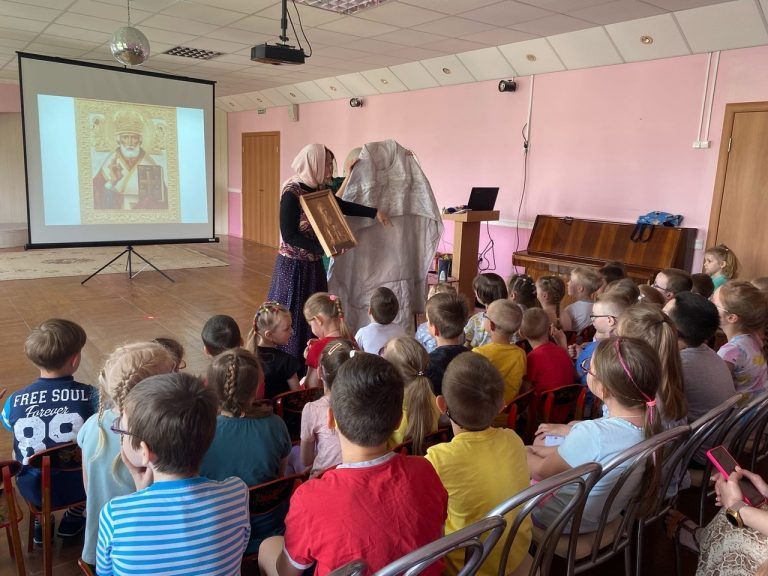Работники кафедрального собора города Череповца ознакомили слабовидящих воспитанников детского сада №77 с тактильными иконами, изготовленными в ходе проекта «Помочь увидеть лик святой»