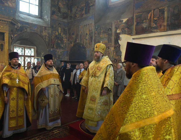 Воскресную Литургию совершил архипастырь в храме Димитрия Прилуцкого города Вологды
