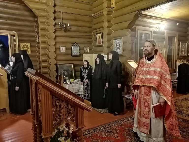 В Новолеушинском Иоанно-Предтеченском монастыре почтили память Царственных Страстотерпцев