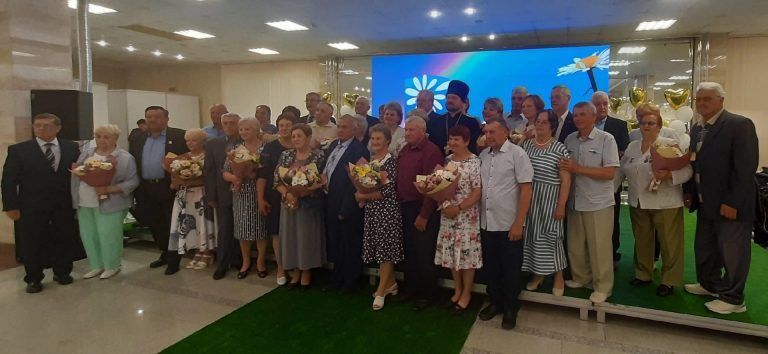 В преддверии Дня семьи, любви и верности в Вологде в выставочном комплексе «Русский дом» прошло областное праздничное торжественное мероприятие 