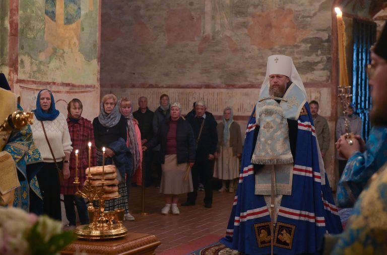 «Во успении мира не оставила eси, Богородице …»