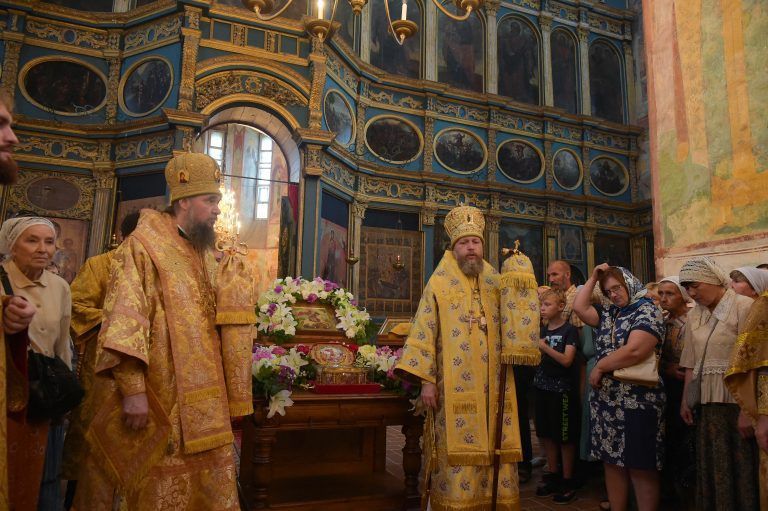 Вологжане встретили ковчег с частицей мощей святого великомученика Георгия Победоносца