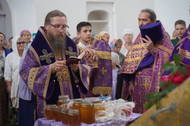 В храме Спаса Всемилостивого города Белозерска состоялось архиерейское богослужение