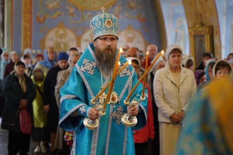 В праздник Успения Пресвятой Богородицы епископ Игнатий совершил Литургию в храме Рождества Христова города Череповца