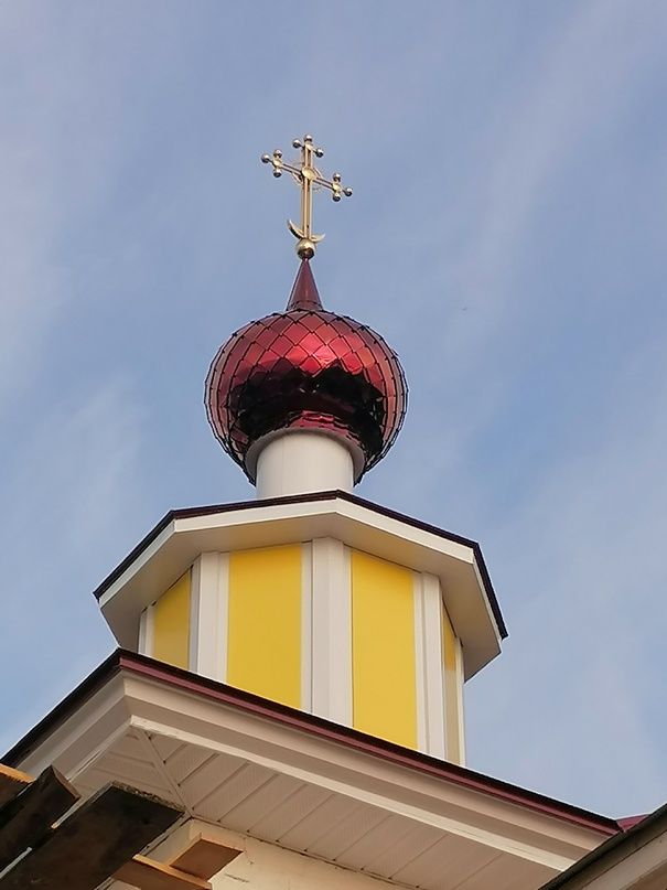 Бригада кровельщиков продолжает трудиться на часовне в деревне Чирково