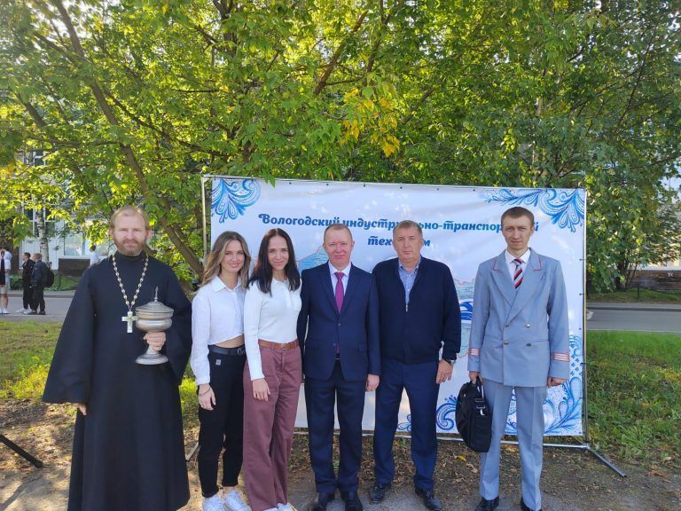 Сотрудник миссионерского отдела выступил на торжественном мероприятии и поздравил студентов индустриально-транспортного техникума