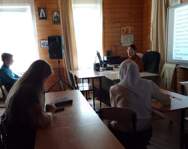 В проекте «Гармония детства» прошел цикл занятий для родителей по профилактике девиантного поведения среди детей и подростков