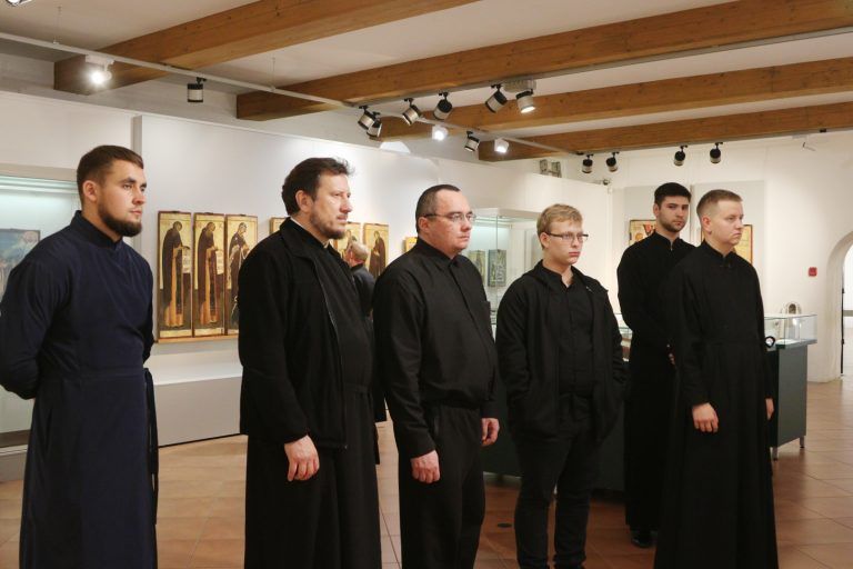 Студенты духовной семинарии посетили выставку «В землях Вологодских просиявшие…»