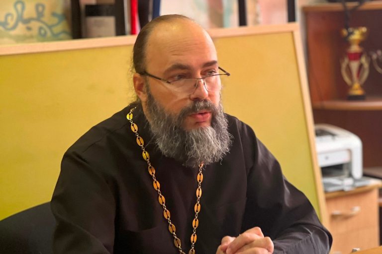 Священнослужитель провел беседу с сотрудниками исправительной колонии № 12