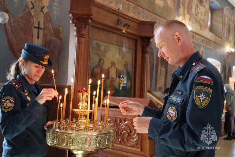 Сотрудники МЧС поклонились иконе Божией Матери «Неопалимая Купина» — хранительнице жилища от пожаров