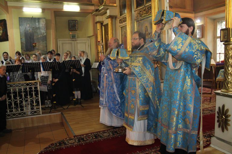 Воспитанники и преподаватели Отделения дополнительного образования при ВДС приняли участие в праздничном богослужении в соборе Рождества Богородицы Вологды