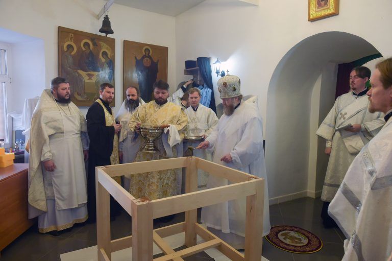 «… иже на земли, водруженный Тебе храм Небо устрой, в немже согласно воспоим песнь Богу нашему»