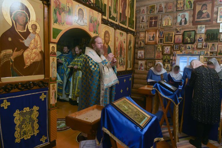 «Предстательнице верных, Богородительнице, скорбящих Радосте и плачущих великое утешение…»