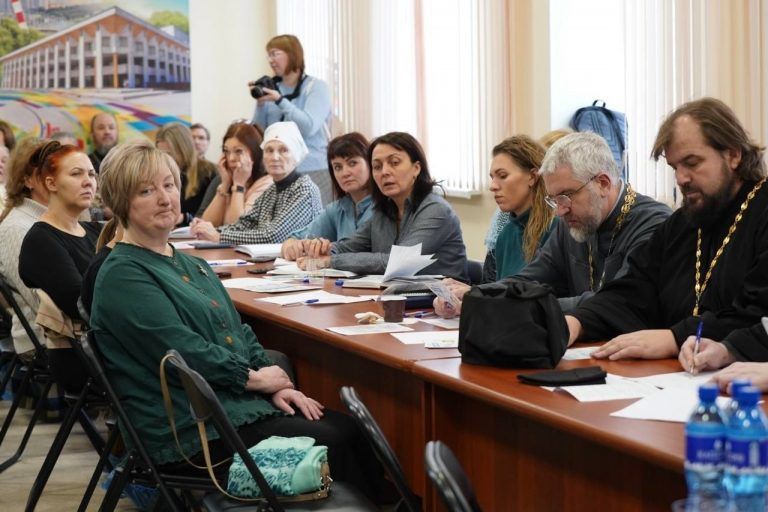В Череповце состоялась научно-практическая конференция по работе с семейными клубами трезвости