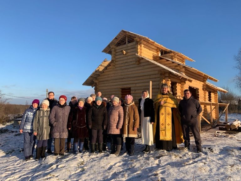 На месте строительства храма-часовни Архангела Михаила деревни Великий Двор состоялся молебен