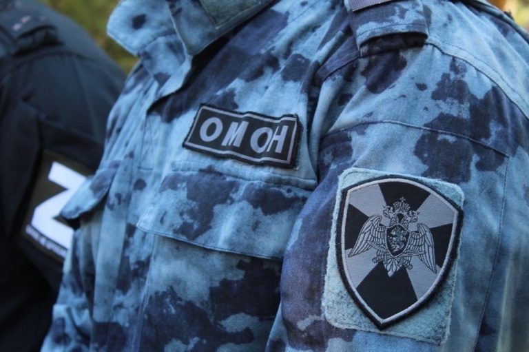 Священник напутствовал бойцов Череповецкого ОМОНа