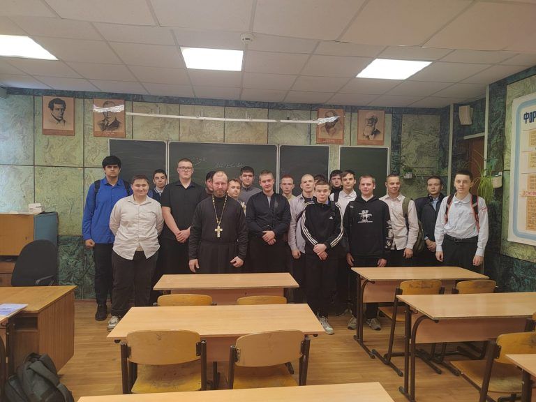 В стенах индустриально-транспортного колледжа города Вологды состоялась встреча студентов со священником 