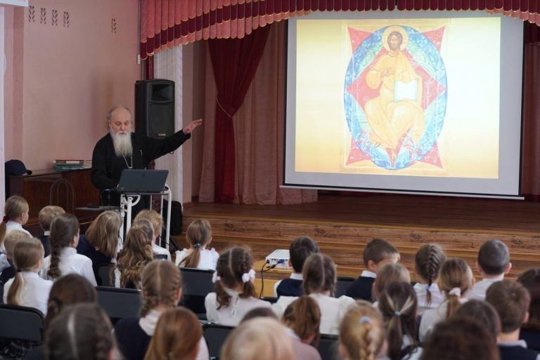 Протоиерей Владимир Янгичер встретился с череповецкими школьниками и студентами