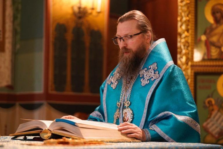 В праздник Введения во храм Пресвятой Богородицы епископ Игнатий совершил Божественную литургию в главном соборе города Череповца