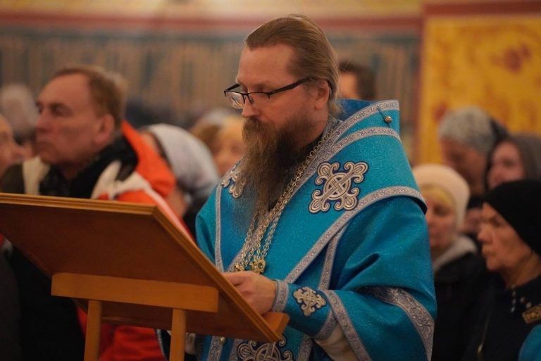 В канун праздника Введения во храм Пресвятой Богородицы епископ Игнатий возглавил богослужение в кафедральном соборе города Череповца