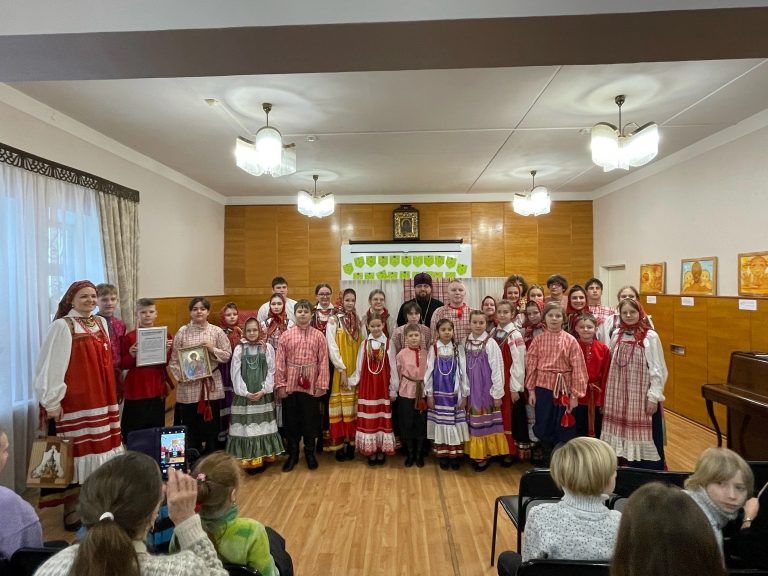 На святочной неделе на приходе собора Рождества Пресвятой Богородицы  выступил фольклорный ансамбль «Крупица»