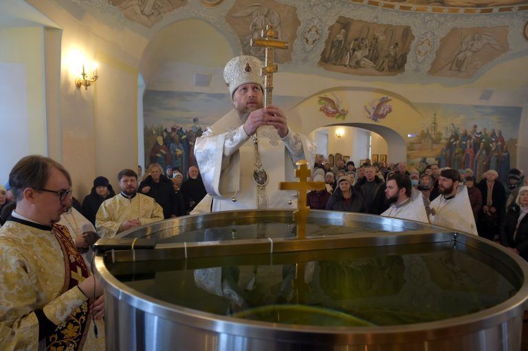 «Крещается Христос и восходит от воды, совозводит бо с Собою мир…»