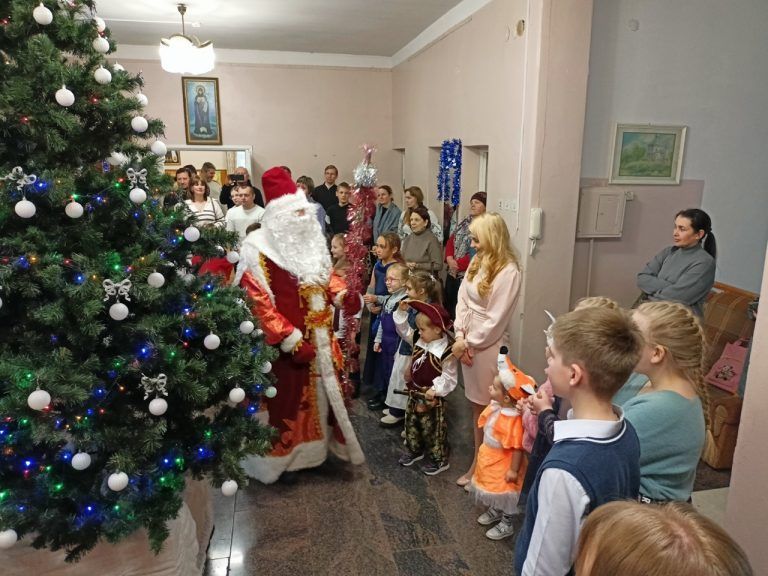 В стенах воскресной школы храма Рождества Богородицы города Вологды прошла Рождественская елка