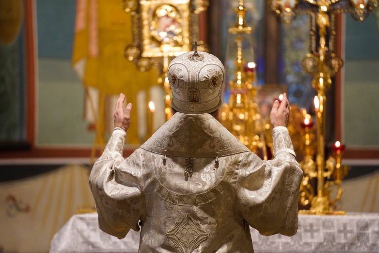 Ночной Божественной литургией встретили в Череповце праздник Крещения Господня