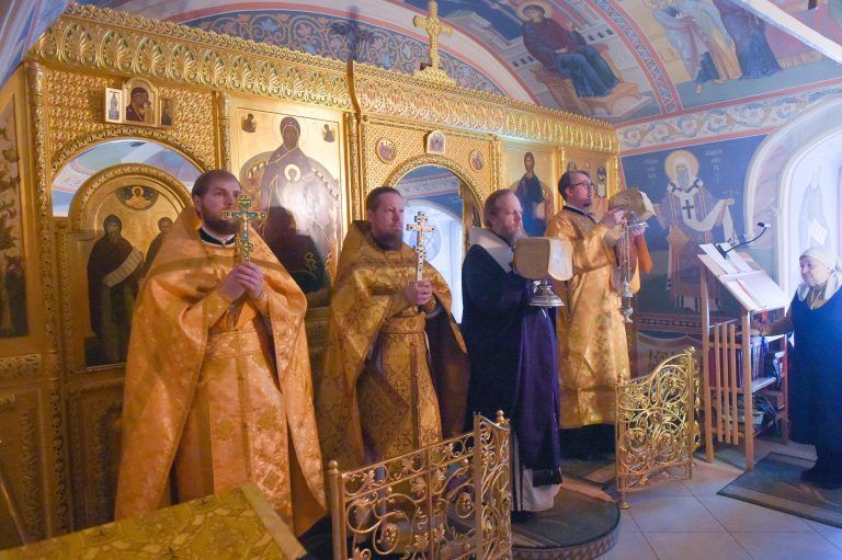 «… троицу святых иерархов да восхвалим: Василия, царствия тезоименнаго, Григория, богословии наименовнаго, и Иоанна, воистинну благодатноименовнаго …»