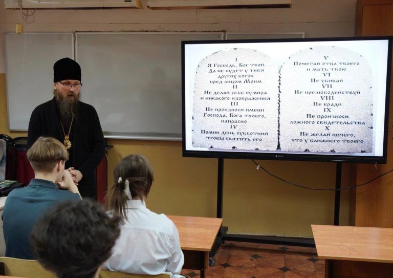 Священнослужители храмов Череповца проводят с обучающимися школ «Разговоры о важном»