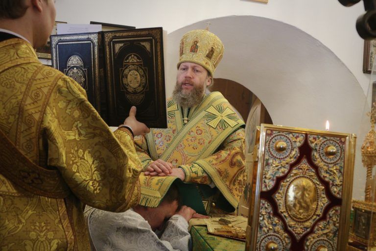 «Не помолимся фарисейски, братие: ибо возносяй себе смирится…»