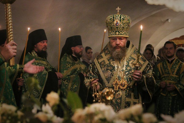 В канун дня памяти преподобного Димитрия Прилуцкого в Спасо-Прилуцком мужском монастыре состоялось архиерейское богослужение