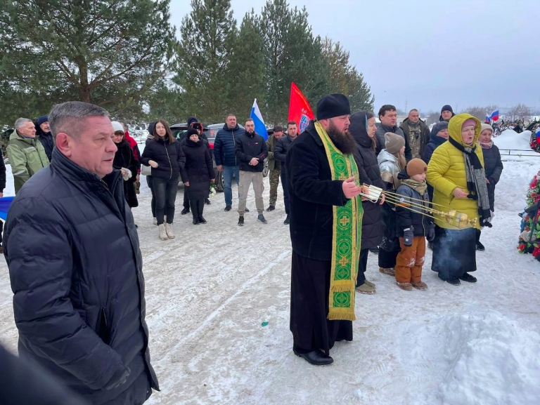 В День защитника Отечества на городском кладбище молитвенно почтили память павших в зоне СВО