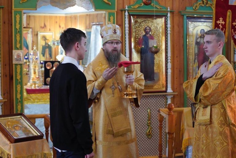 В Неделю о блудном сыне епископ Игнатий совершил Литургию в храме поселка Суда