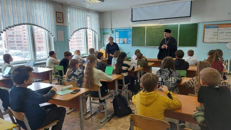 Священник провел беседы со школьниками о традиционных семейных ценностях