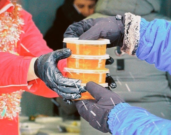 Порядка 300 порций еды выдали вологжанам бесплатно на «Тёплом приёме»