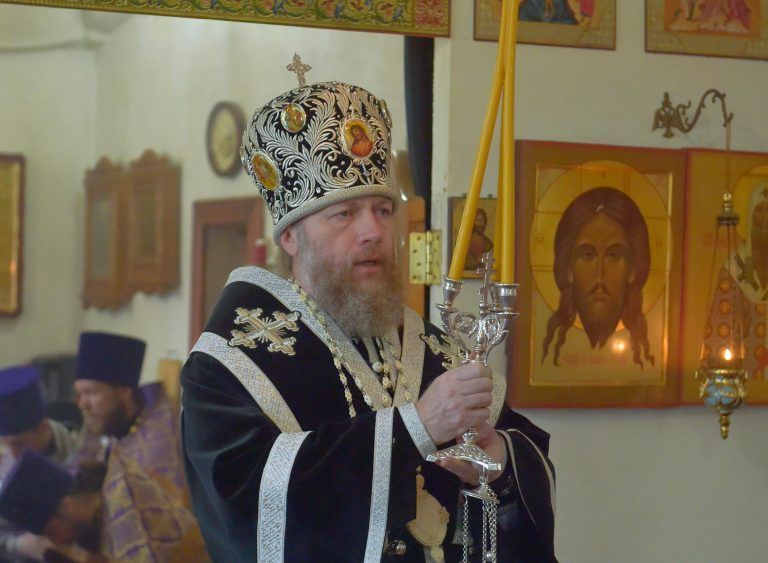 «Верою и любовию приступим,  да причастницы жизни вечныя будем»