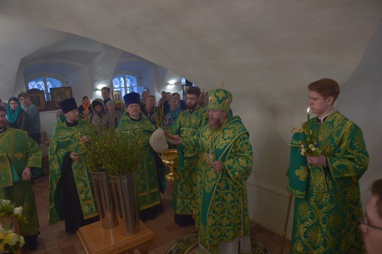 «Днесь благодать Святаго Духа нас собра, и вси вземше крест Твой глаголем, благословен Грядый во имя Господне, осанна в вышних»
